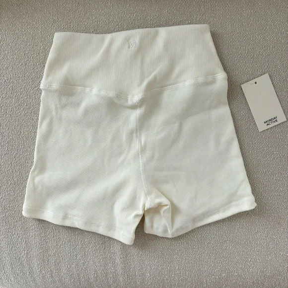 MONDAY ACTIVE IVORY SHORTS AND TOP SIZE M - Picture 4 of 8